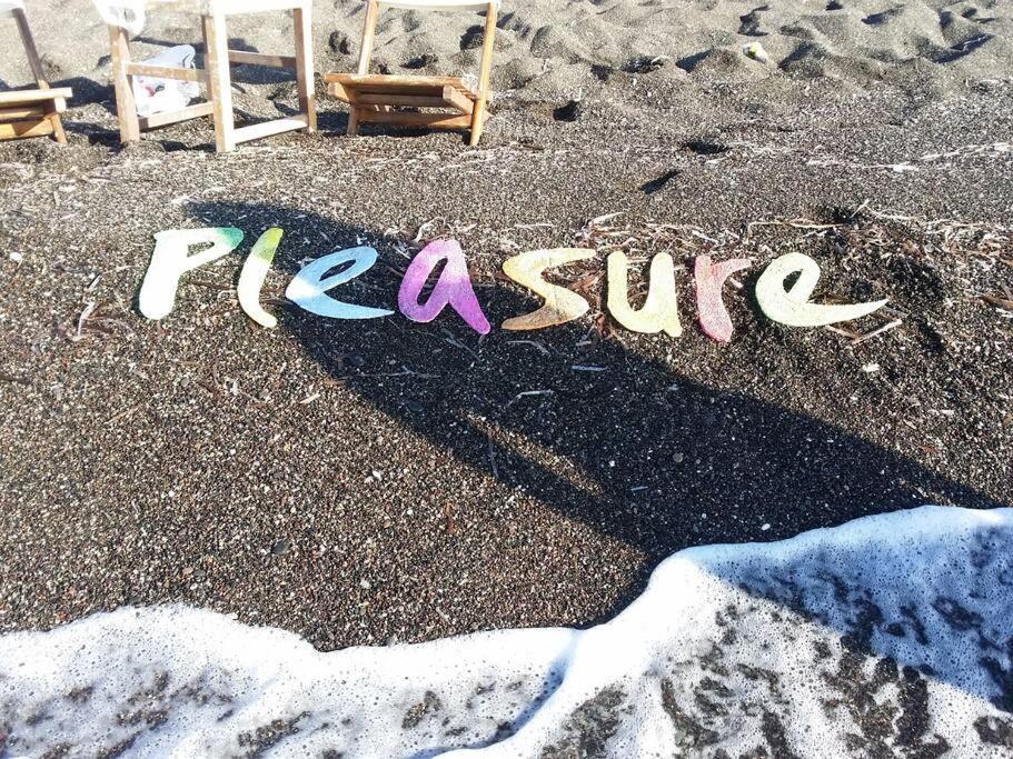 Pleasure Black Beach 페리사 외부 사진