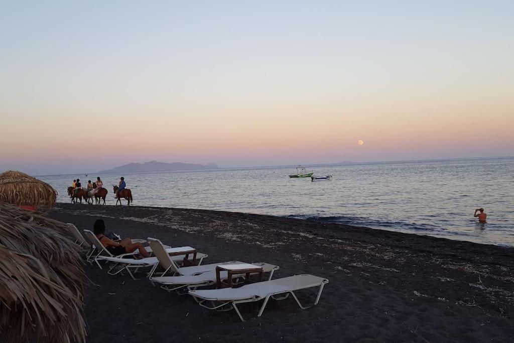 Pleasure Black Beach 페리사 외부 사진