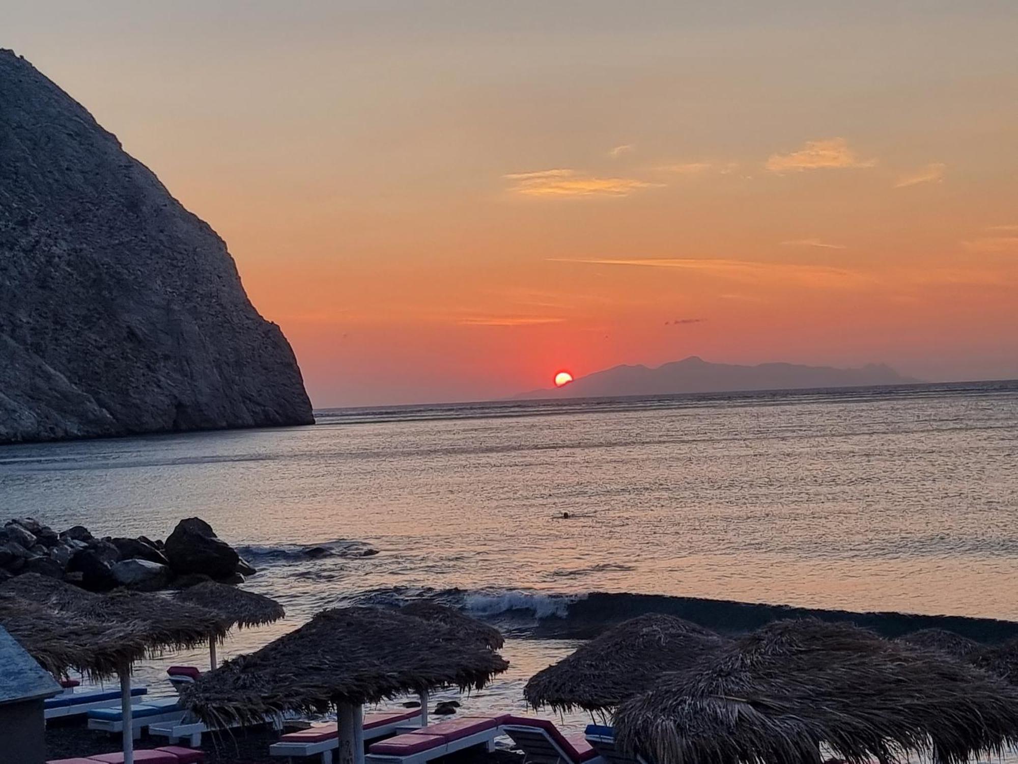 Pleasure Black Beach 페리사 외부 사진